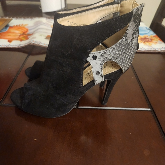 Heels - Picture 2 of 3